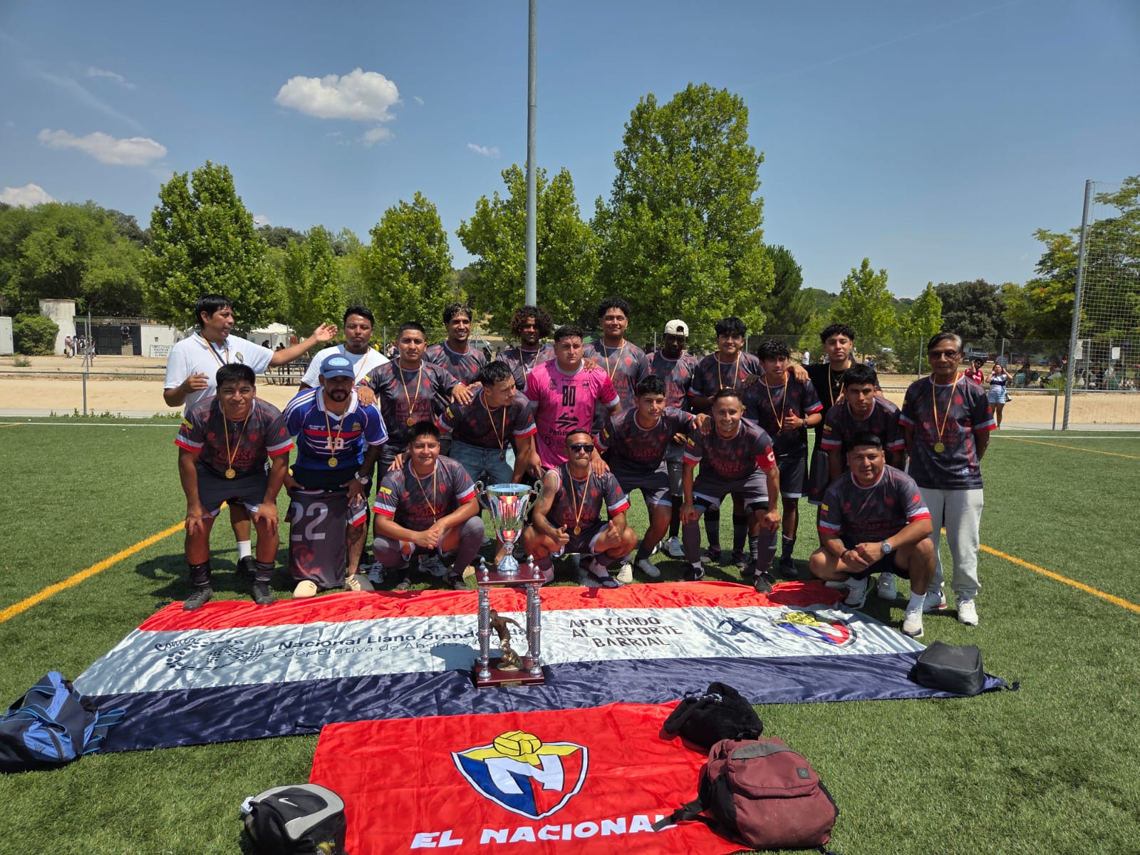 Equipo campeón con la copa